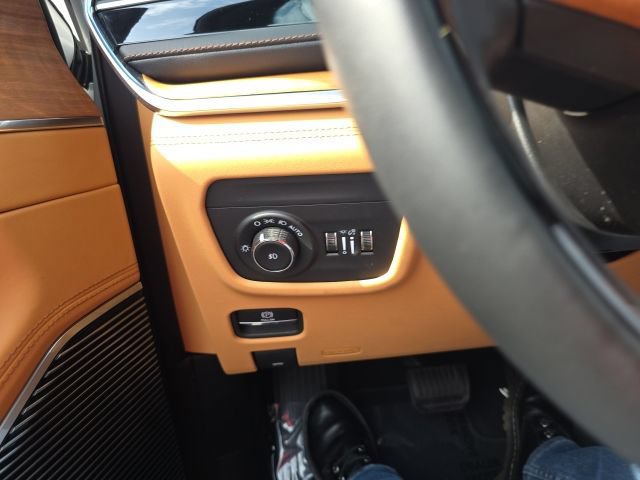 Used 2025 Jeep Grand Cherokee Summit AWD/4WD image 22