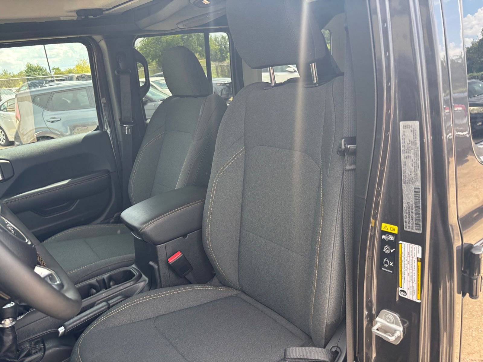 Used 2025 Jeep Wrangler Sahara image 35