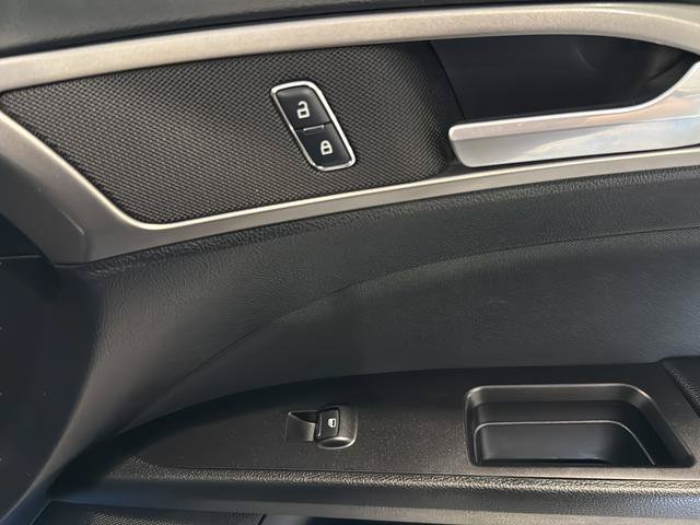 Used 2017 Ford Fusion SE FWD image 19