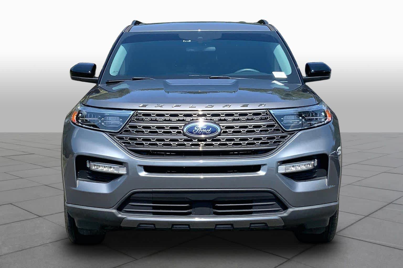 Used 2023 Ford Explorer XLT w/ Equipment Group 202A RWD image 4