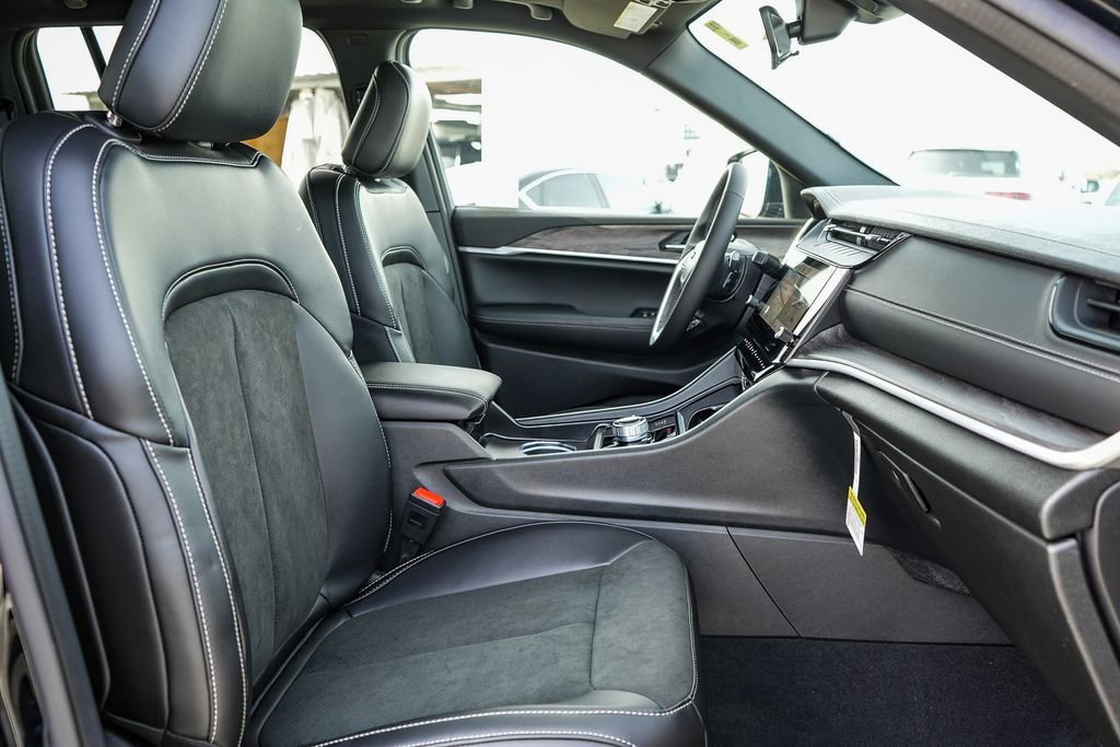 New 2026 Jeep Grand Cherokee Altitude image 17