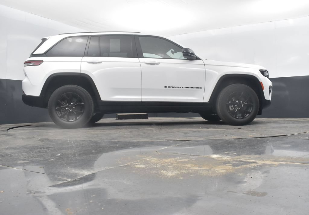 Used 2025 Jeep Grand Cherokee Altitude AWD/4WD image 43