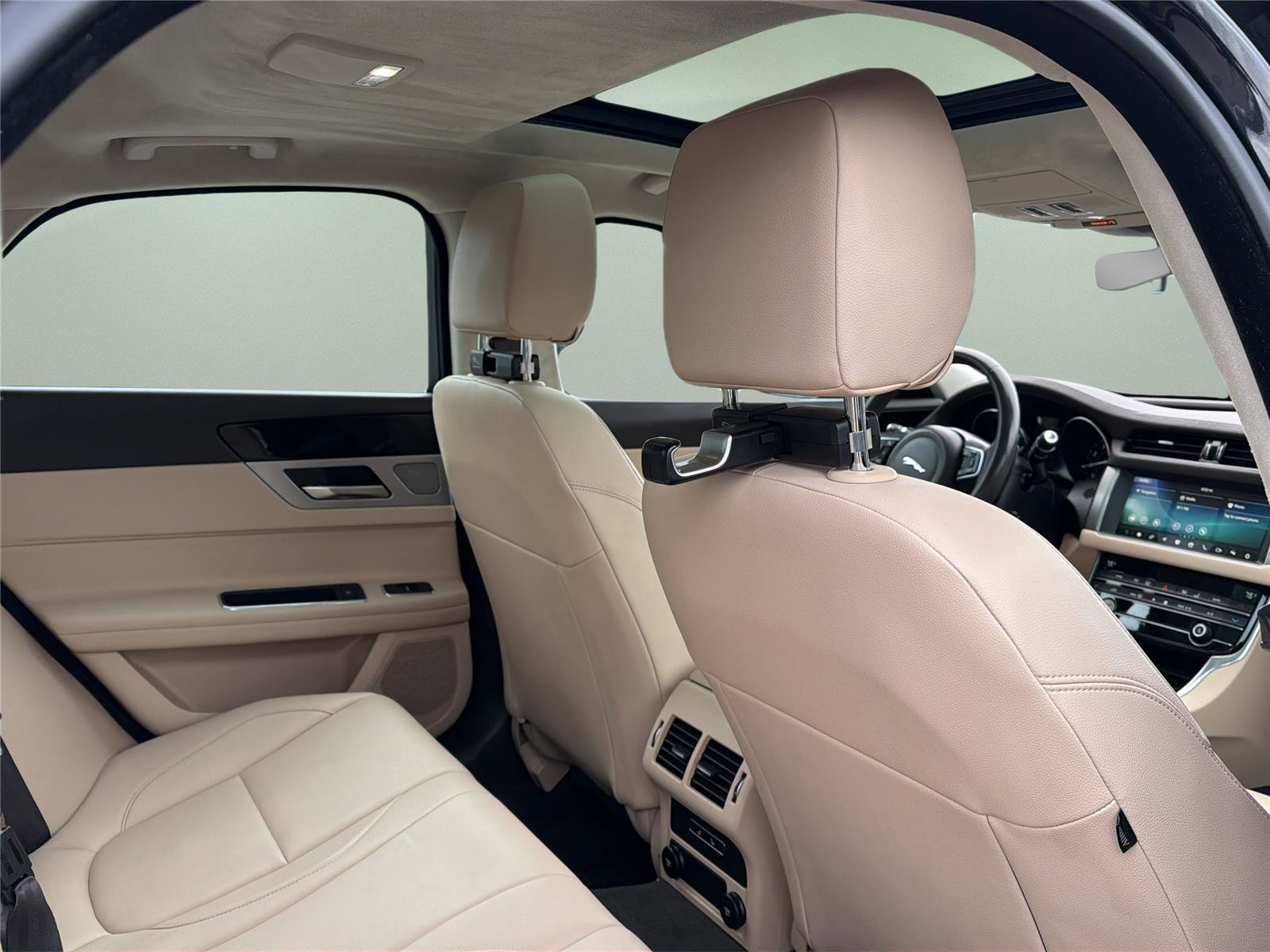 Used 2020 Jaguar XF Premium image 28