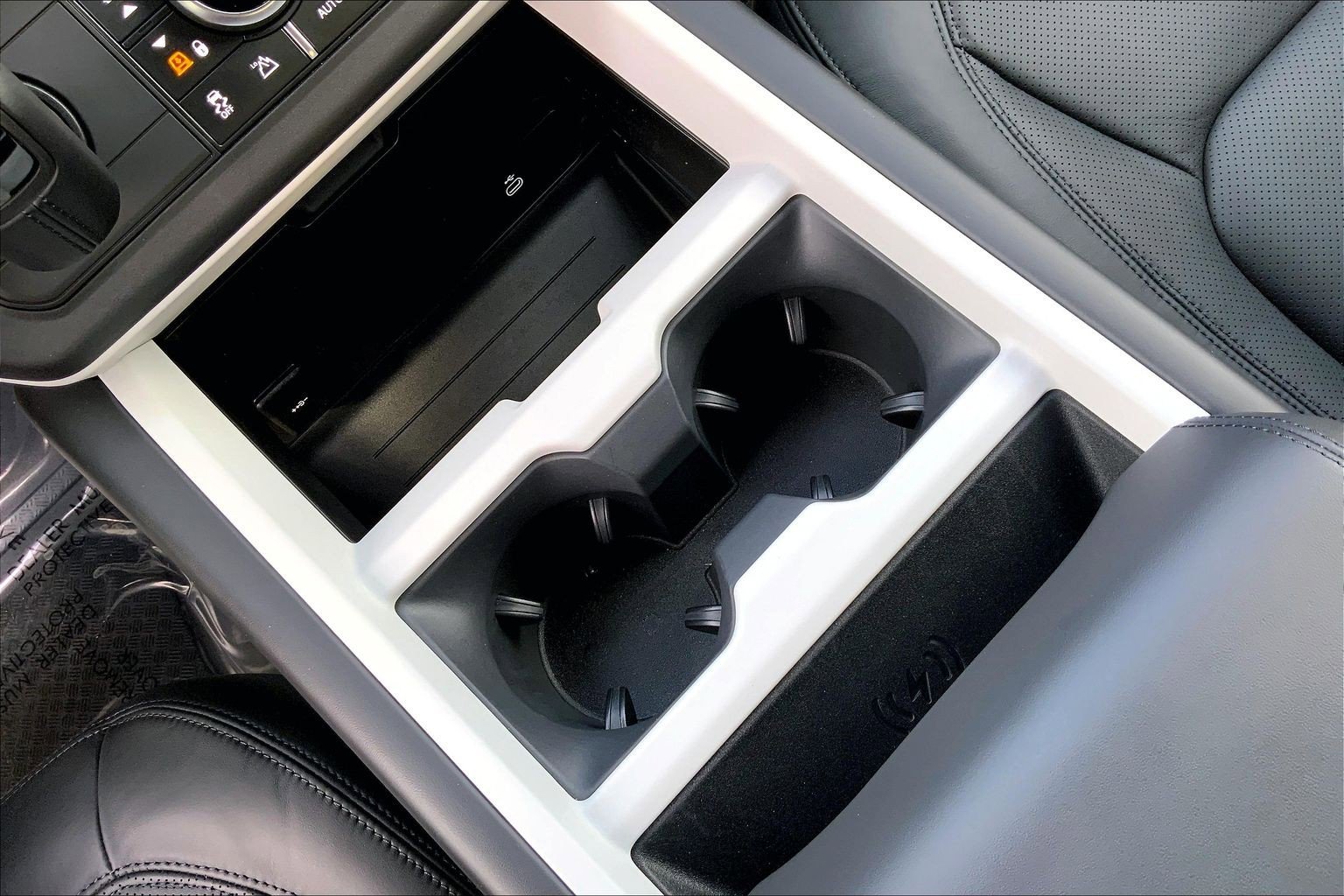 New 2026 Land Rover Defender 130 X-Dynamic SE image 22
