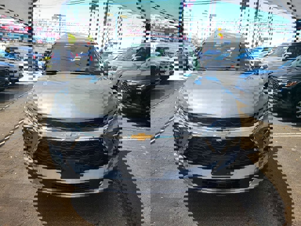 Used 2025 Chevrolet Blazer LT image 2