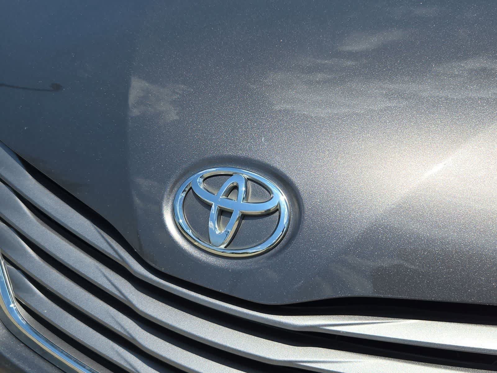 Used 2015 Toyota Sienna XLE w/ XLE Navigation Package FWD image 11