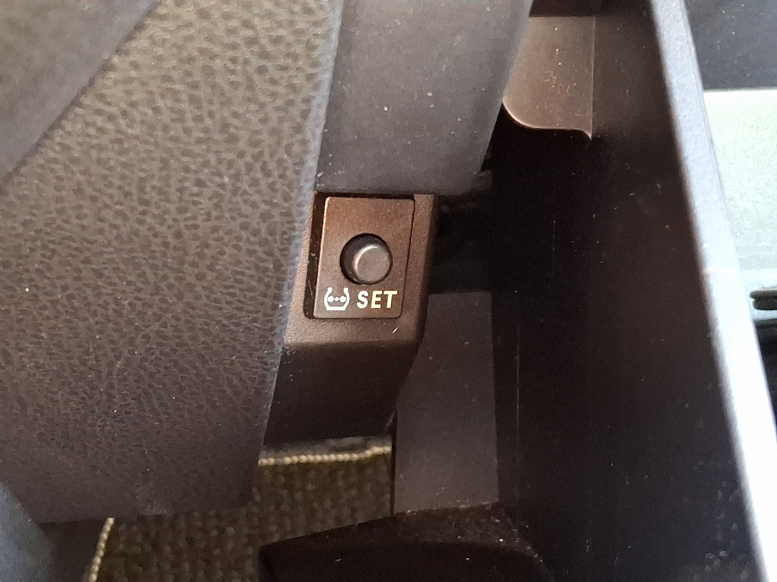 Used 2017 Toyota Corolla LE w/ Carpet Mat Package (TMS) FWD image 25