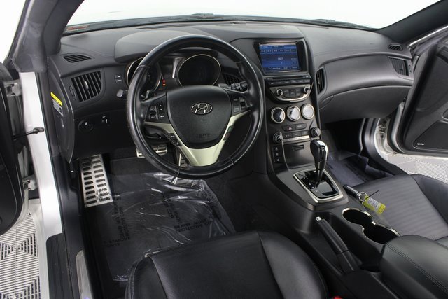 Used 2013 Hyundai Genesis 3.8 image 7