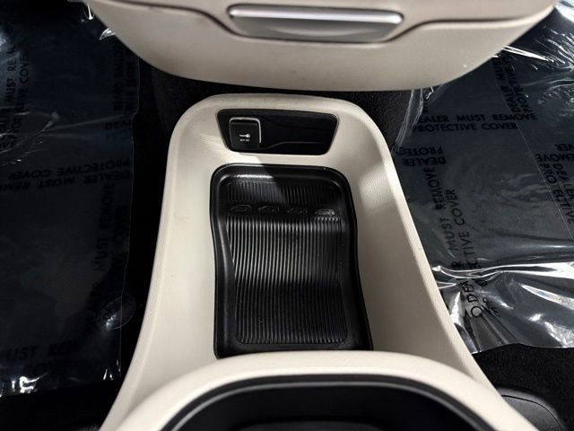 Used 2023 Chrysler Pacifica Touring-L image 41