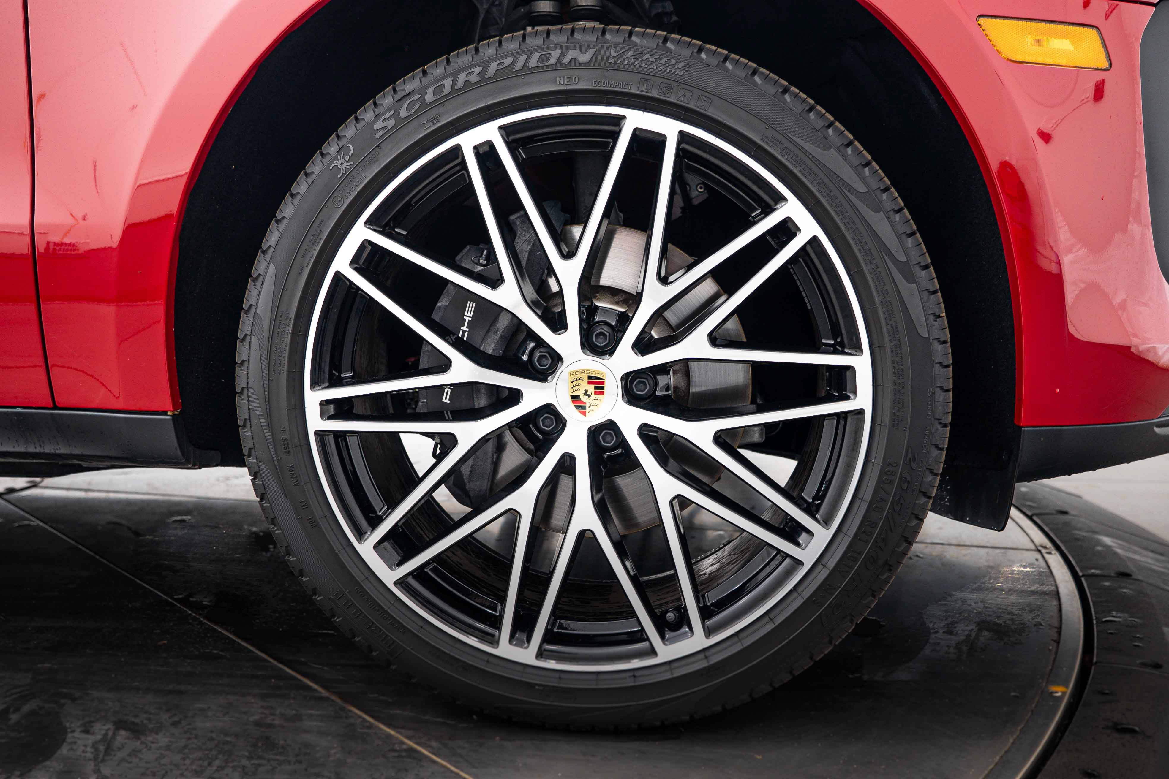 Certified 2026 Porsche Macan AWD/4WD image 11