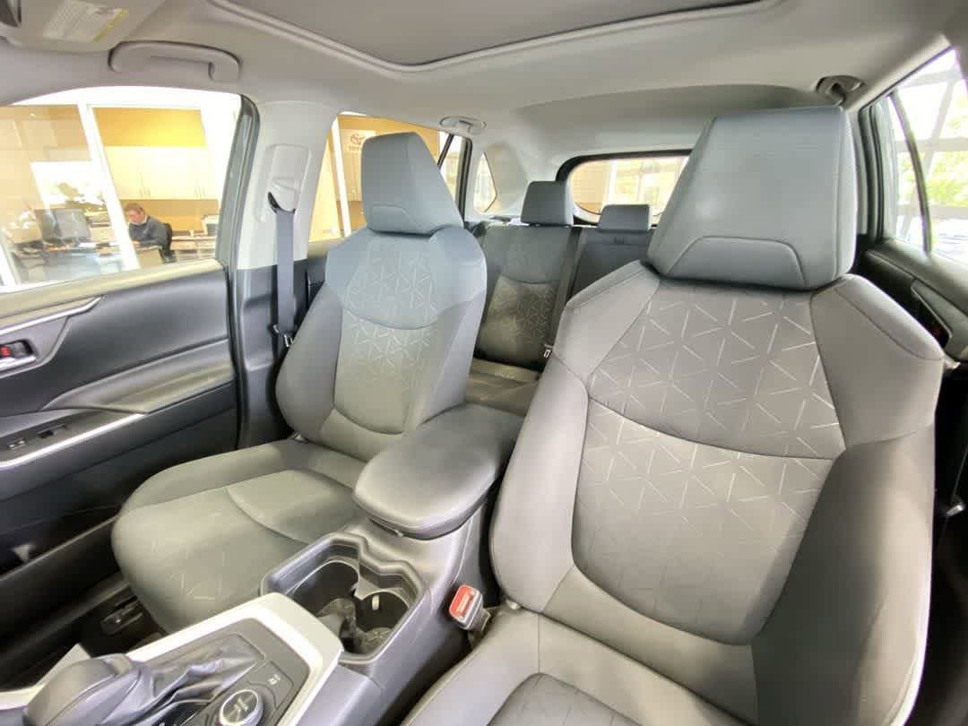 Used 2021 Toyota RAV4 XLE w/ Convenience Package AWD/4WD image 14