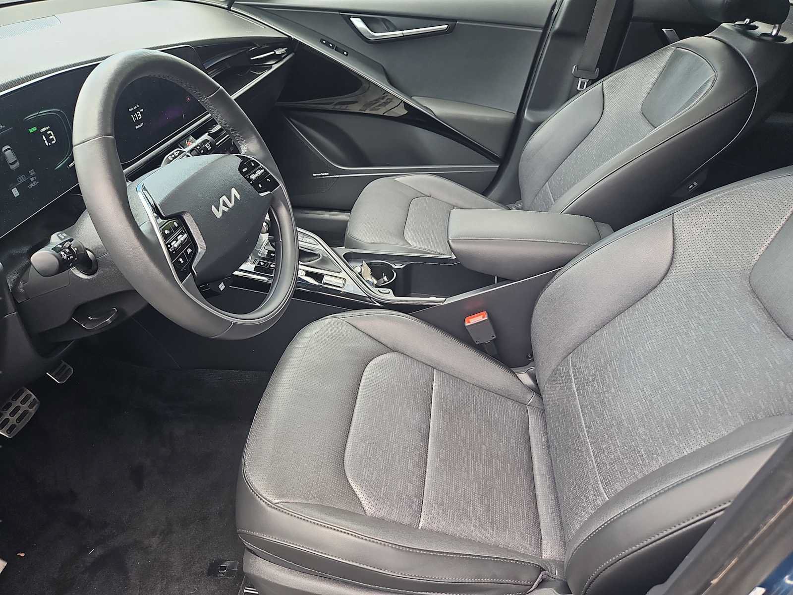 Used 2023 Kia Niro SX Touring FWD image 31