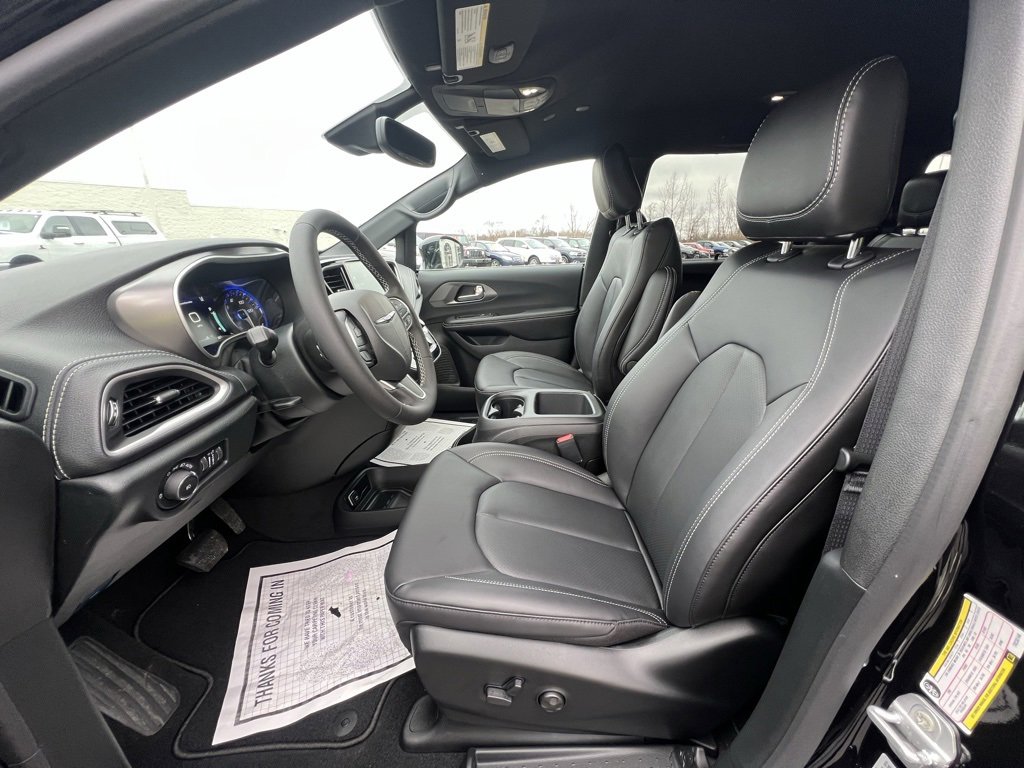 New 2026 Chrysler Pacifica Select image 4