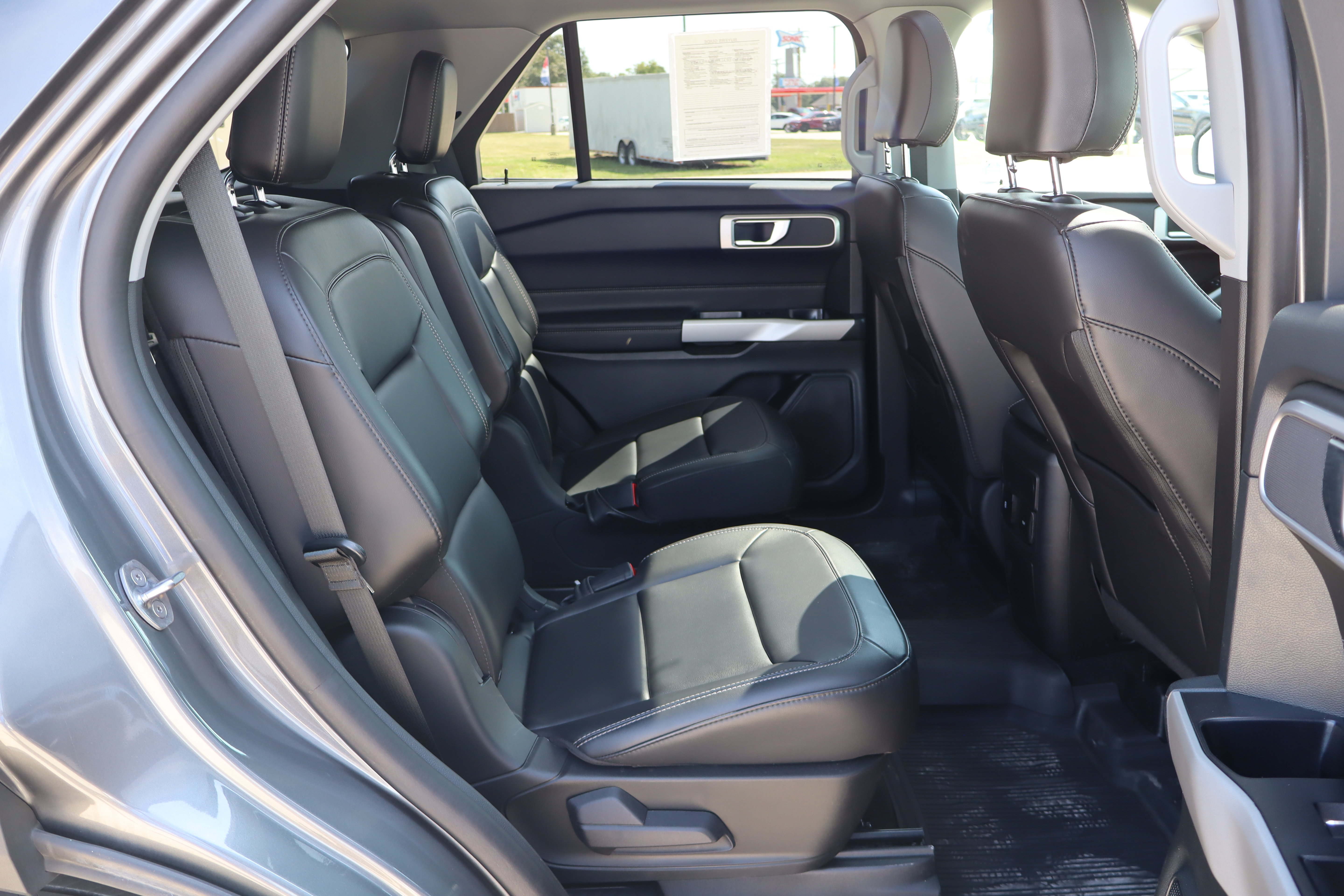 Used 2024 Ford Explorer XLT w/ Equipment Group 202A AWD/4WD image 14