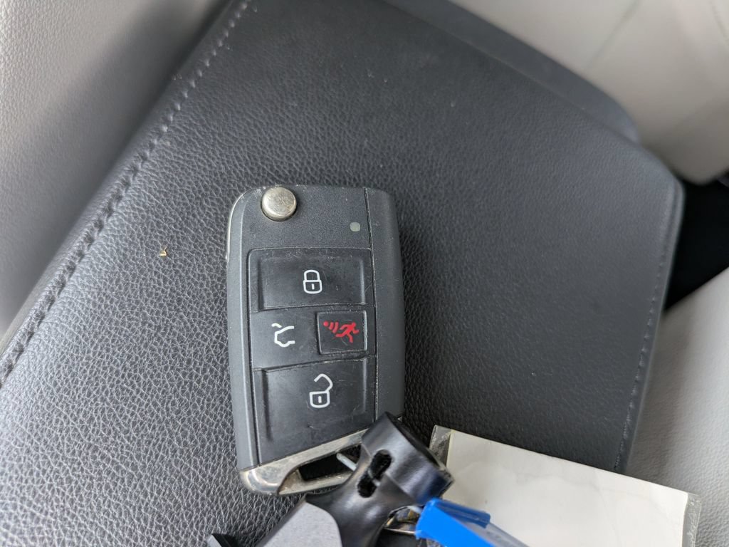 Used 2018 Volkswagen Tiguan SE FWD image 32
