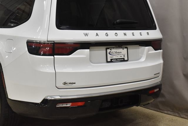 Certified 2024 Jeep Wagoneer L Series II w/ Flexible Seating Group image 9