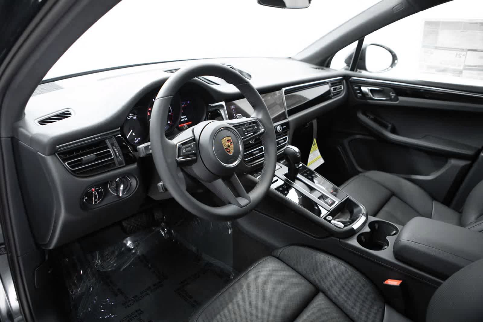 Certified 2026 Porsche Macan AWD/4WD image 4