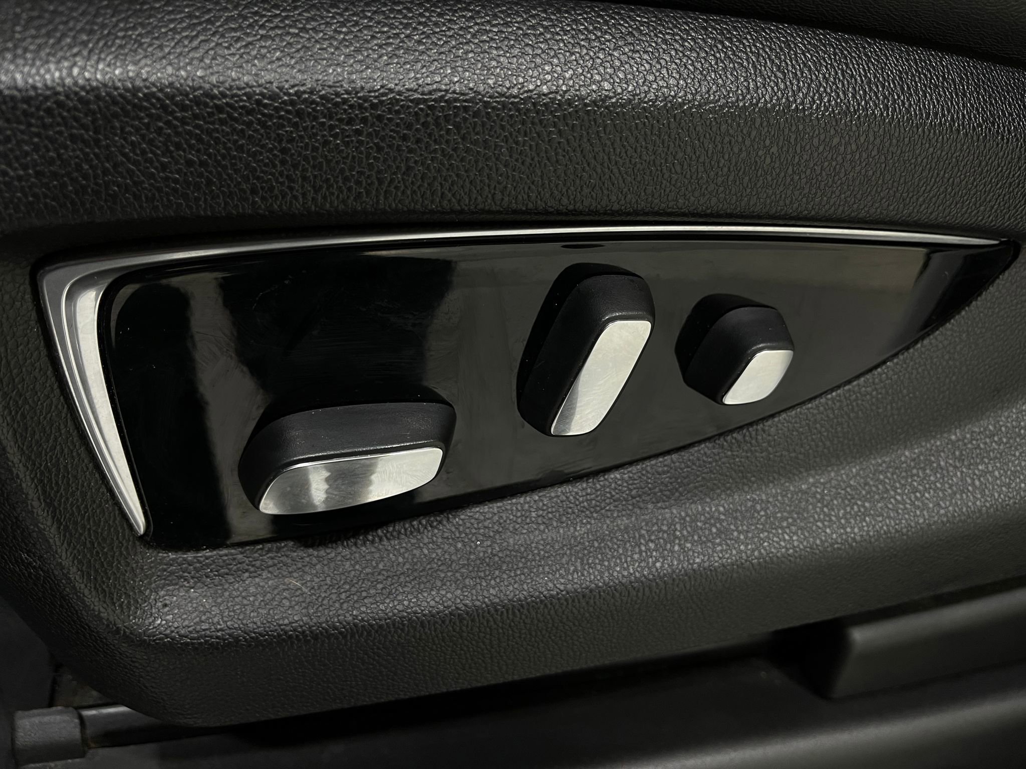 Used 2018 Cadillac Escalade Luxury w/ LPO, Radiant Package image 24