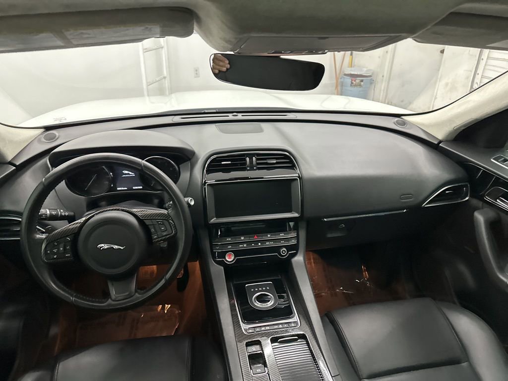 Used 2020 Jaguar F-PACE Premium image 20