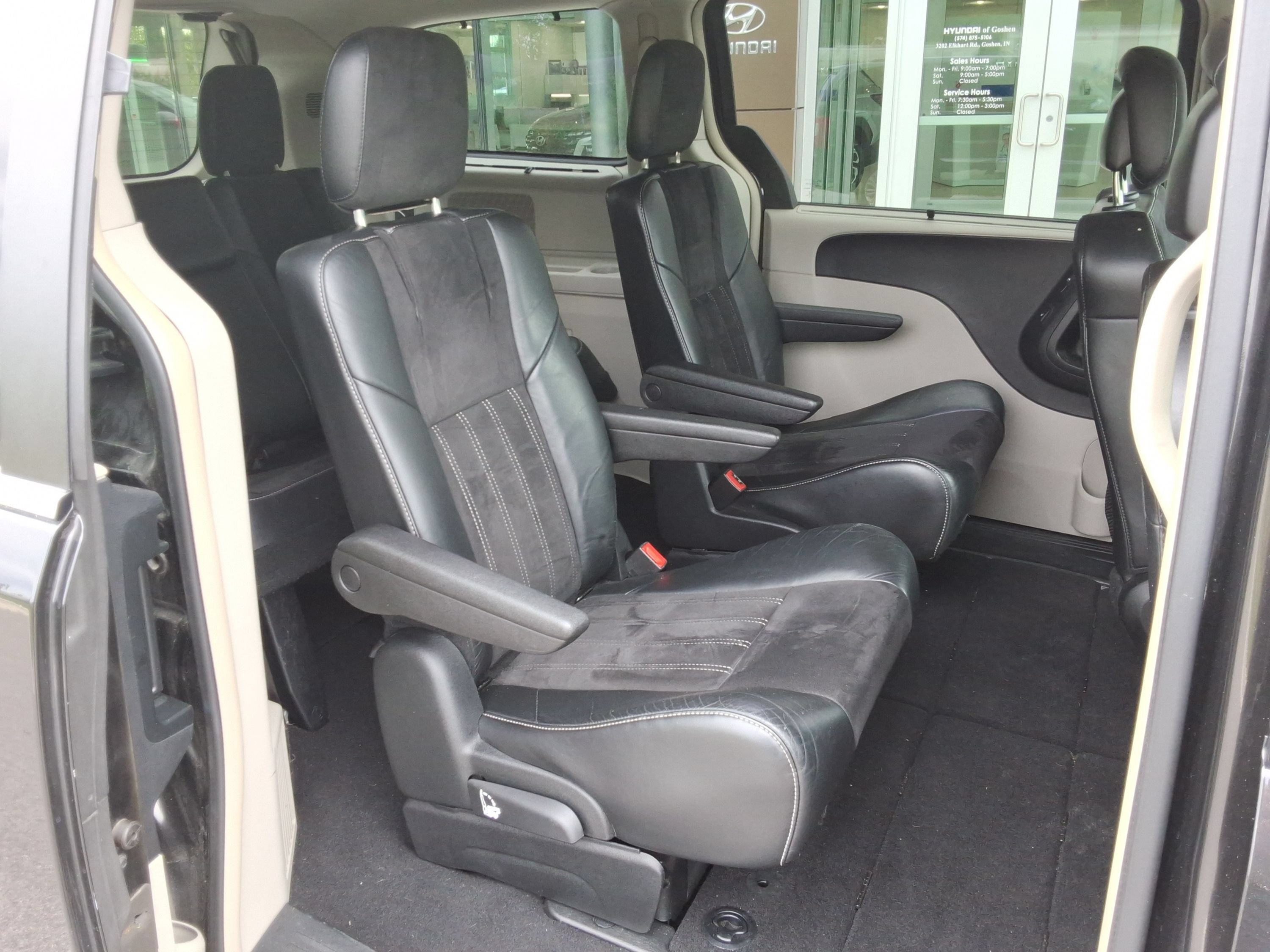 Used 2014 Chrysler Town & Country Touring-L FWD image 34
