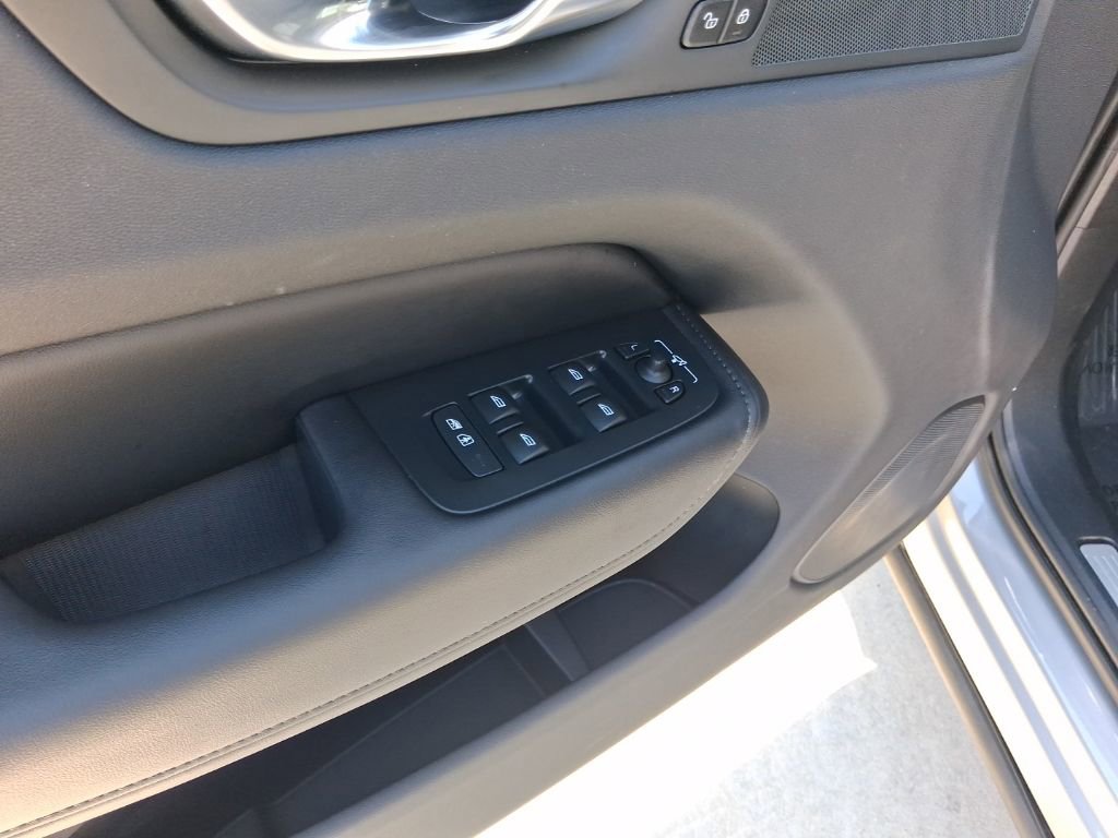 Used 2025 Volvo XC60 B5 Plus image 16