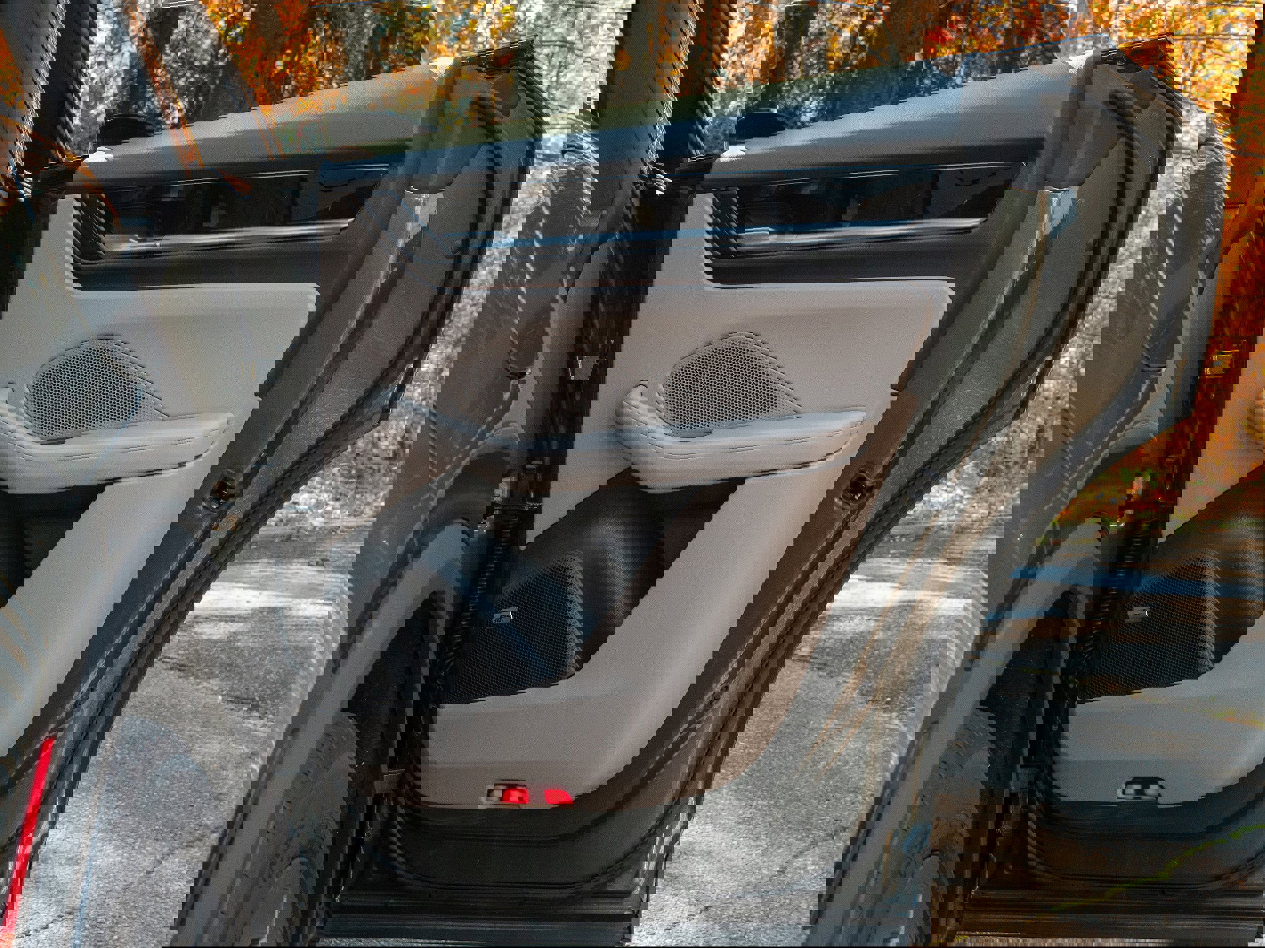 Certified 2025 Porsche Macan Electric image 35