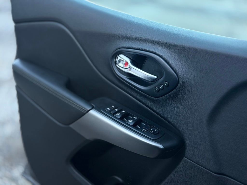 Used 2019 Jeep Cherokee Limited w/ Luxury Group image 20