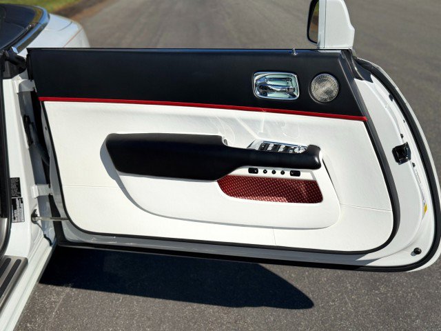 Used 2018 Rolls-Royce Dawn image 32