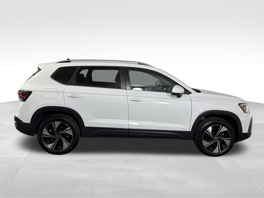 Used 2025 Volkswagen Taos SE AWD/4WD image 5