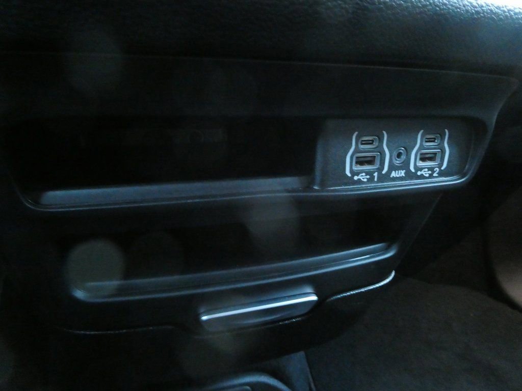 Used 2025 Chrysler Pacifica Select image 13
