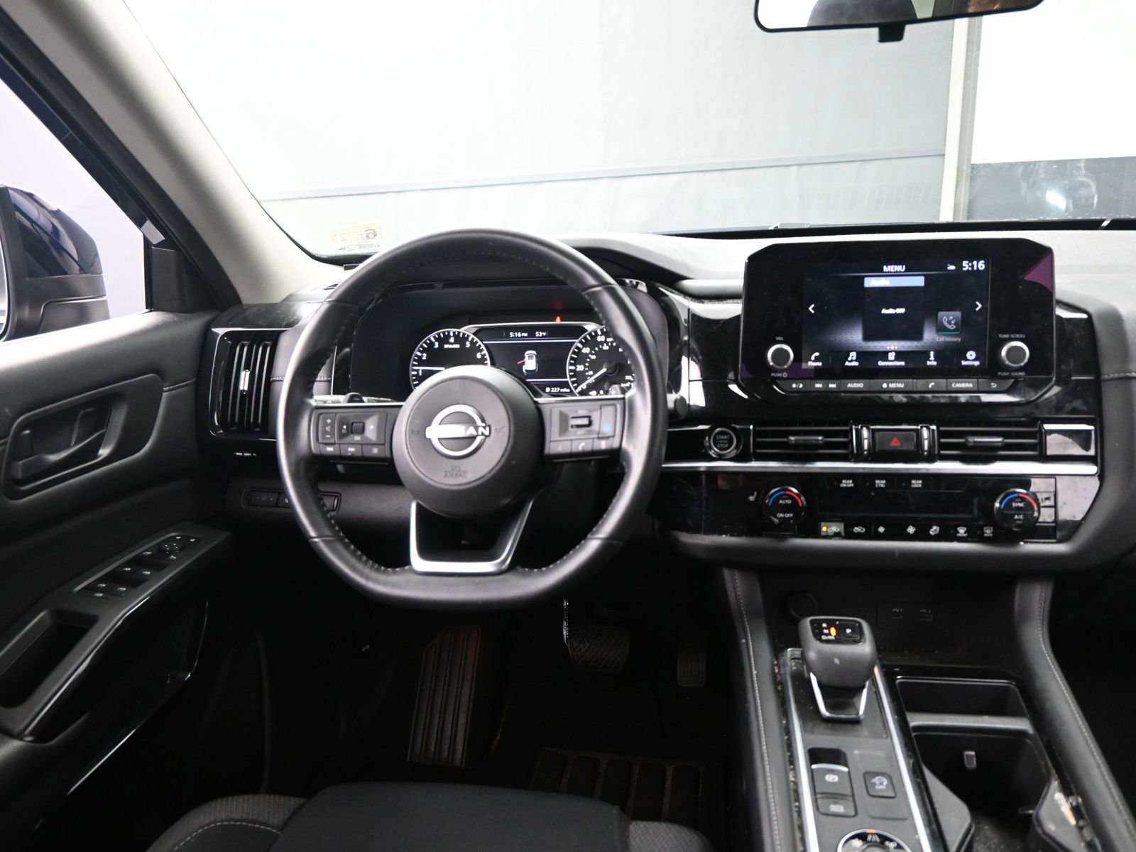 Used 2023 Nissan Pathfinder SV w/ SV Premium Package image 12