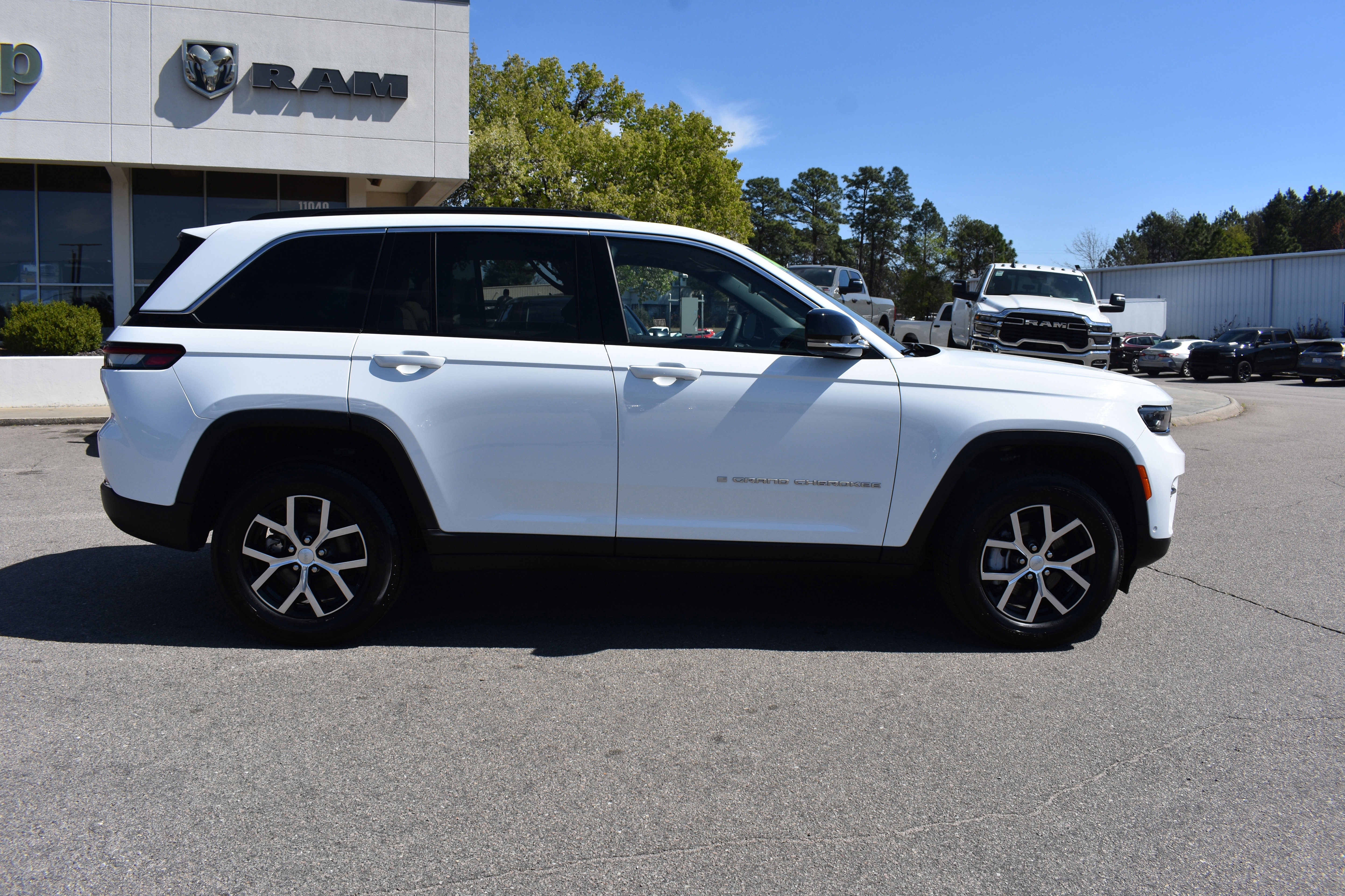 Used 2025 Jeep Grand Cherokee Limited w/ Luxury Tech Group II image 10