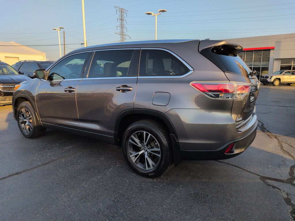 Used 2016 Toyota Highlander XLE AWD/4WD image 3