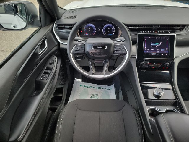 Certified 2025 Jeep Grand Cherokee Laredo AWD/4WD image 19