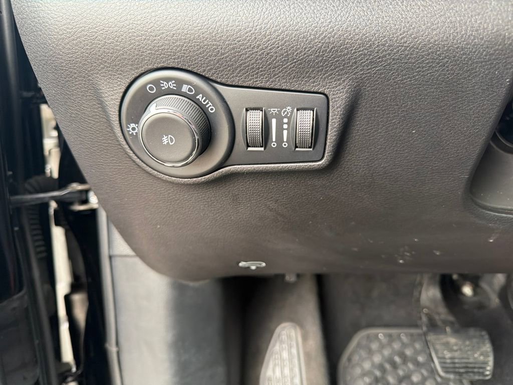 Used 2025 Jeep Compass Latitude w/ Sun & Sound Group image 26
