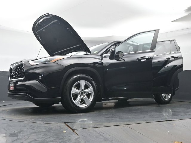 Used 2023 Toyota Highlander LE AWD/4WD image 45