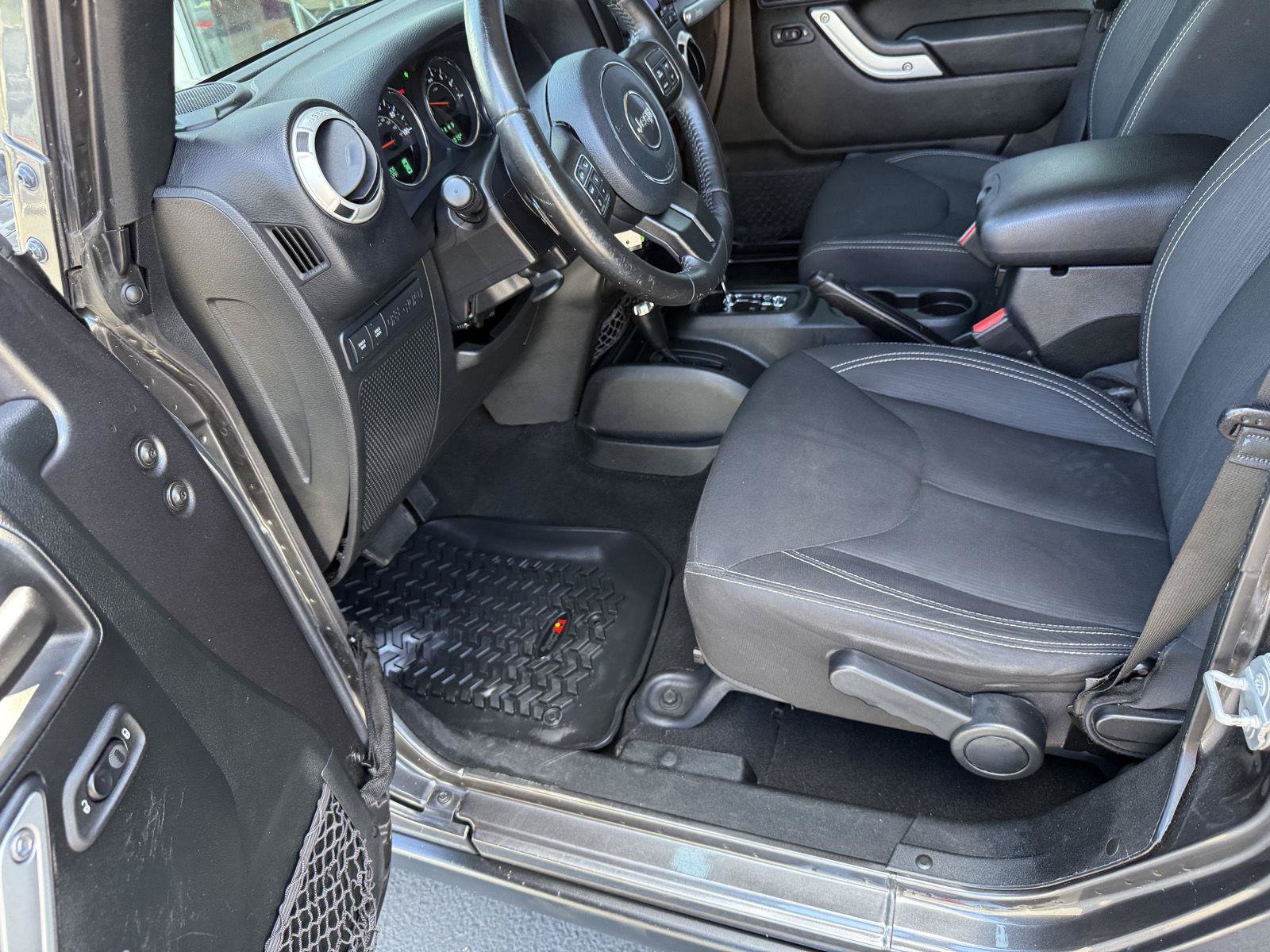 Used 2018 Jeep Wrangler Unlimited Rubicon w/ Connectivity Group AWD/4WD image 10