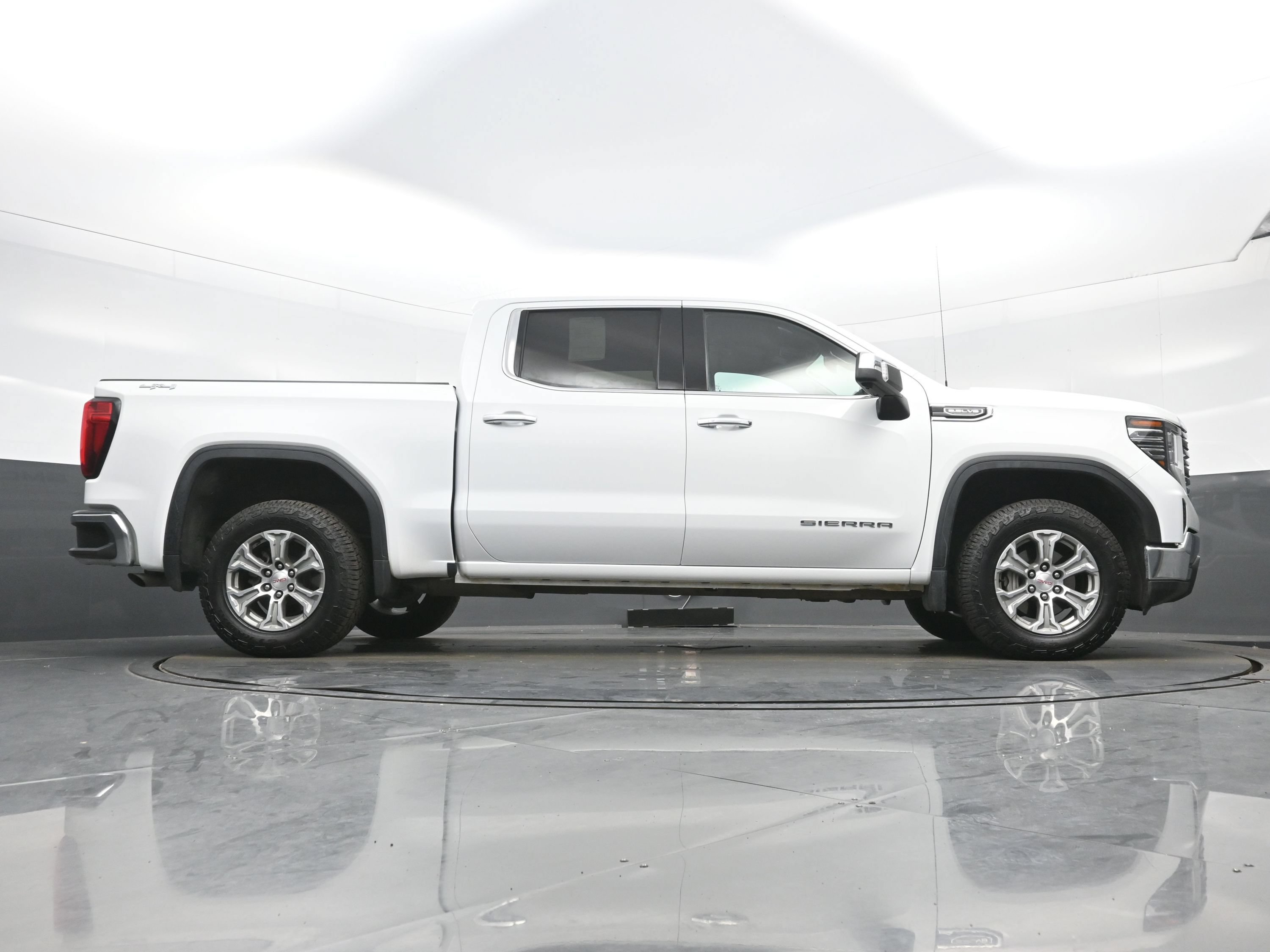 Used 2024 GMC Sierra 1500 SLT AWD/4WD image 33