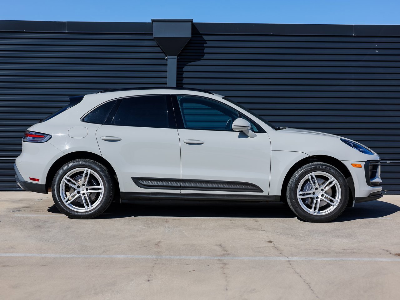 Certified 2022 Porsche Macan image 8