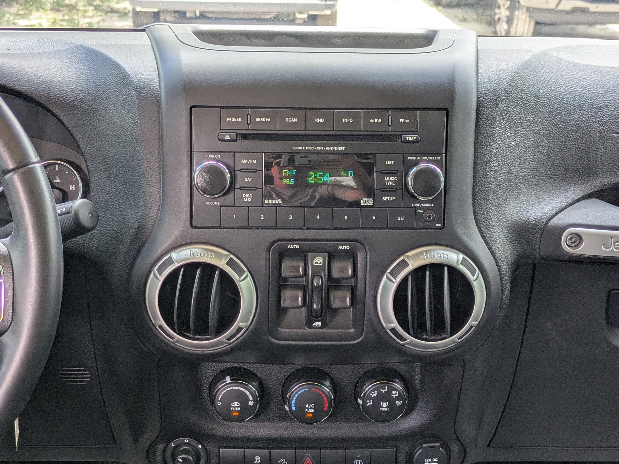 Used 2018 Jeep Wrangler Unlimited Sahara AWD/4WD image 16