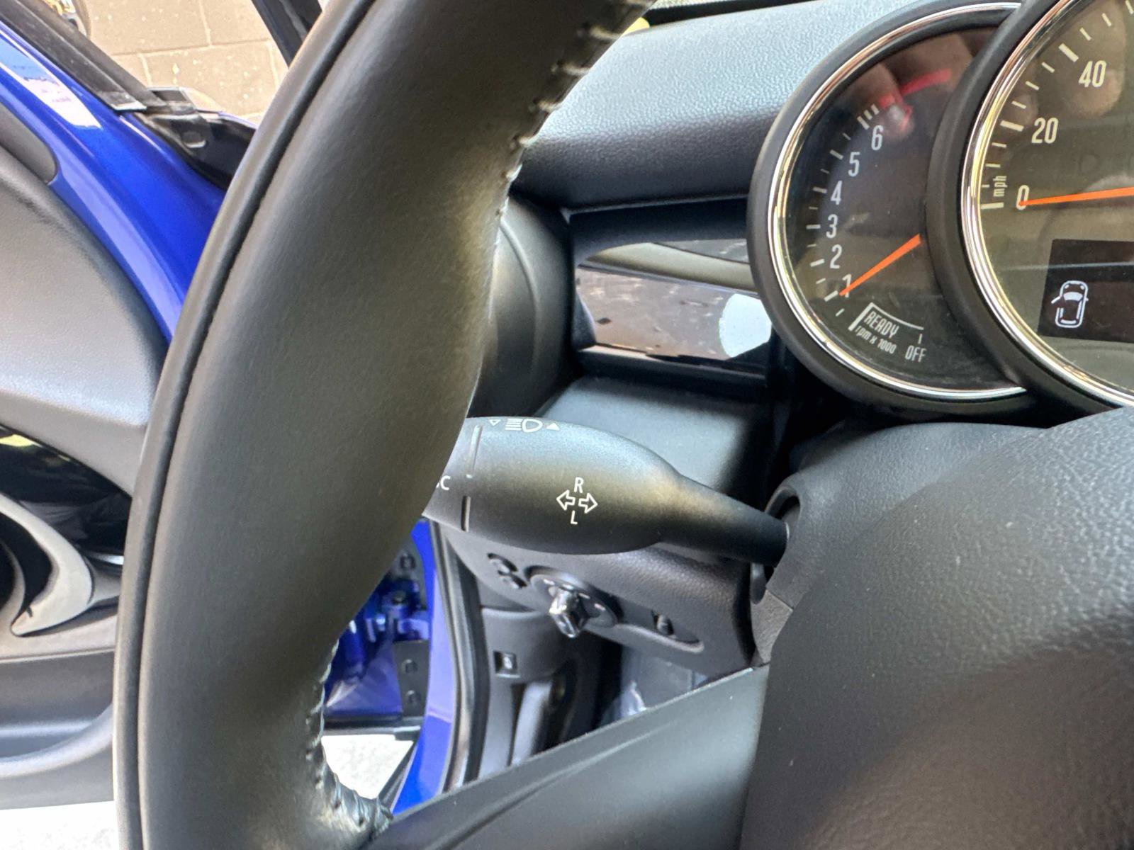 Used 2019 MINI Cooper 4-Door Hardtop w/ Signature Upholstery Package image 22