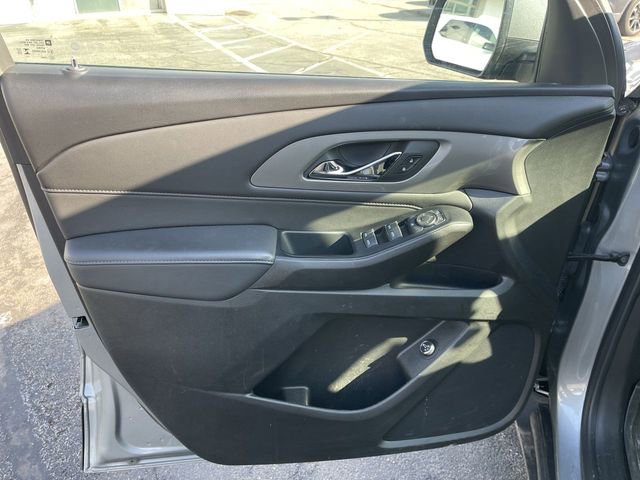 Used 2023 Chevrolet Traverse LT image 2