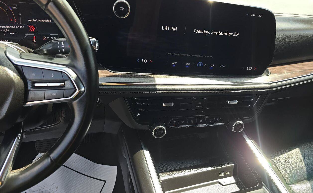 Used 2025 Chevrolet Suburban LS RWD image 5