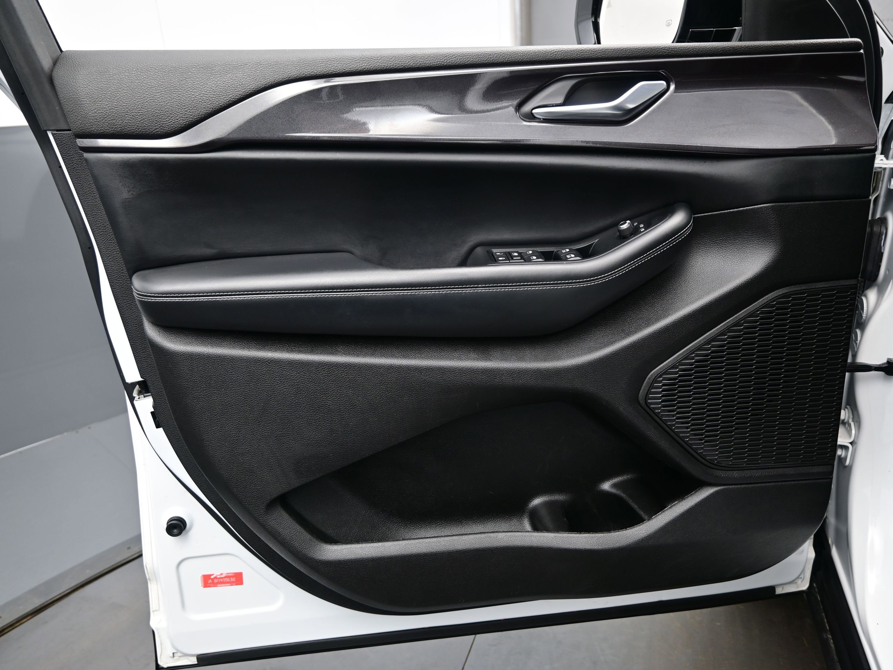 Used 2023 Jeep Grand Cherokee L Laredo image 9