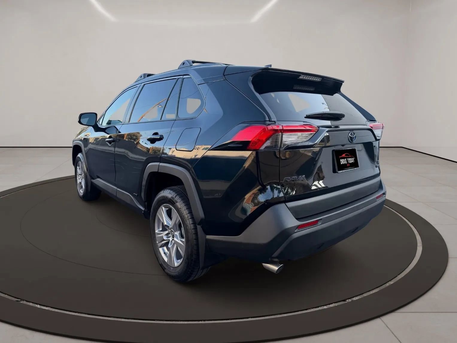 Used 2022 Toyota RAV4 LE AWD/4WD image 4
