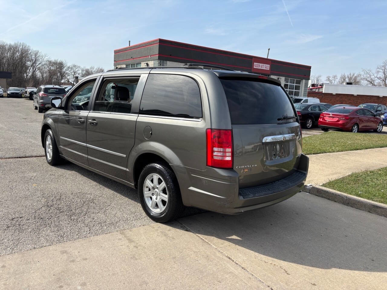 Used 2010 Chrysler Town & Country Touring image 7