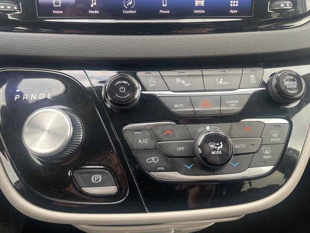 Used 2024 Chrysler Pacifica Touring-L image 26