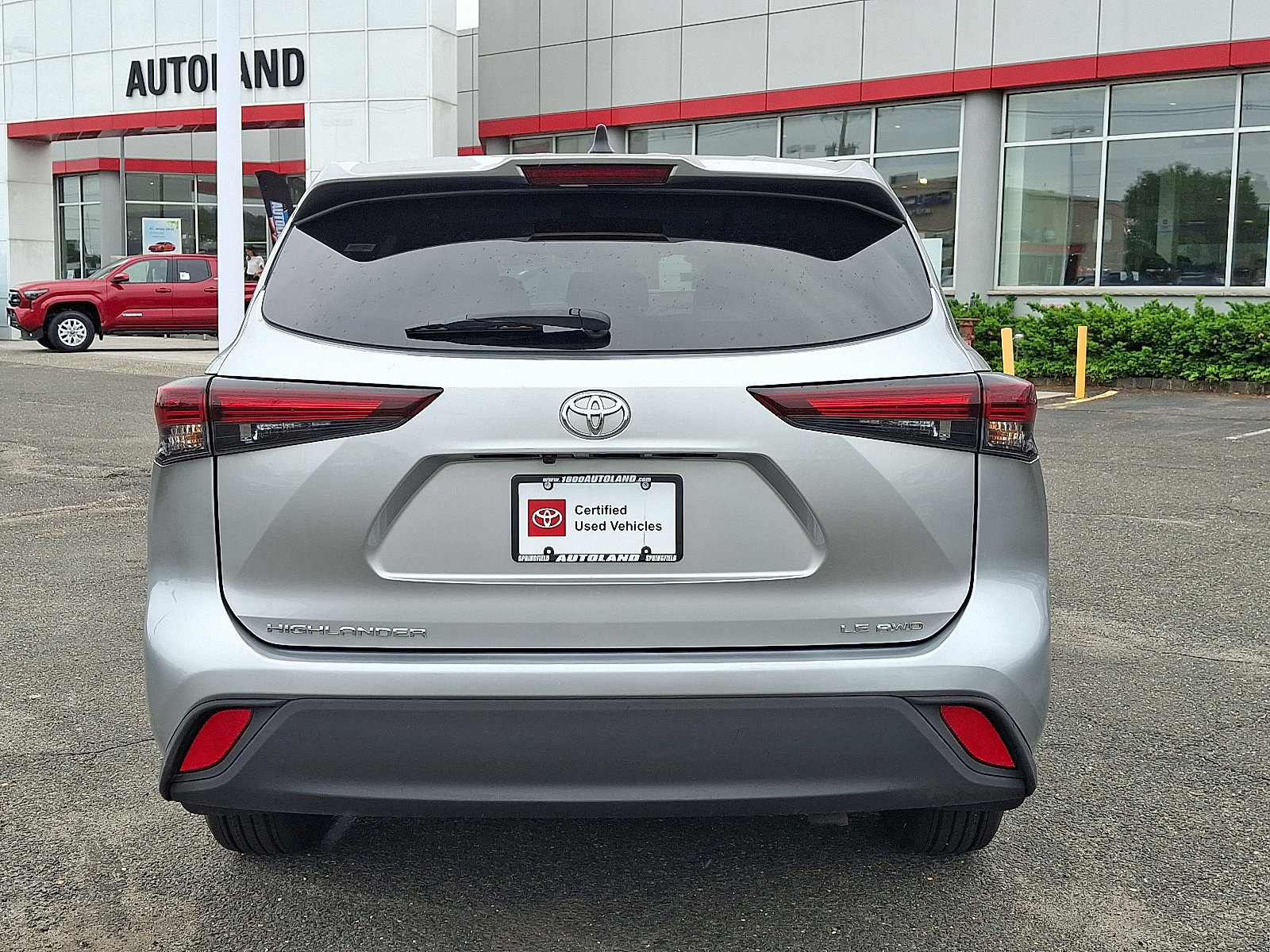 Used 2024 Toyota Highlander LE AWD/4WD image 6