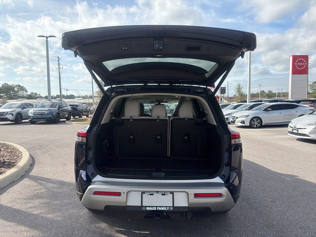 Used 2022 Nissan Pathfinder Platinum w/ Cargo Package image 11