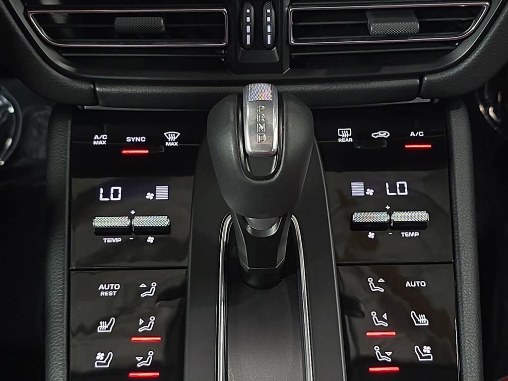 Used 2025 Porsche Macan image 19